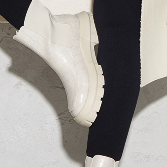 Pretty Little Thing Cream Pu Croc Chunky Sole Chelsea Ankle Boots - Picture 1 of 8